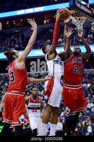 PAS DE FILM, PAS DE VIDÉO, PAS de TV, PAS DE DOCUMENTAIRE - Chicago Bulls Guard Jimmy Butler (21) et Bulls Center Joakim Noah (13) défendre un tourné par Washington Wizards gardien Bradley Beal (3) dans le troisième trimestre au Verizon Center à Washington, DC, USA, le samedi 5 avril 2014. Les Bulls ont vaincu les Wizards, 96-78. Photo de Chuck Myers/MCT/ABACAPRESS.COM Banque D'Images