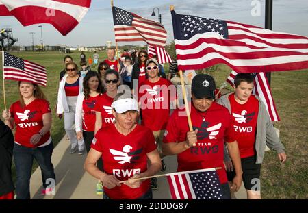 PAS DE FILM, PAS DE VIDÉO, PAS de TV, PAS DE DOCUMENTAIRE - Carol Kimmel, première rangée de gauche à droite, Ace Gallegos et son fils Alex Gallegos, 11, mars dans une marche en hommage aux victimes de la fusillade de fort Hood au Lions Club Park de Killeen, Texas, États-Unis, le vendredi 4 avril 2014. Photo de Jay Janner/Austin American-Statesman/MCT/ABACAPRESS.COM Banque D'Images