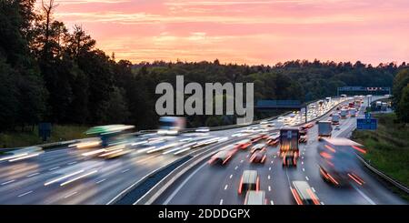 Allemagne, Bade-Wurtemberg, Stuttgart, circulation sur Bundesautobahn 8 au crépuscule Banque D'Images