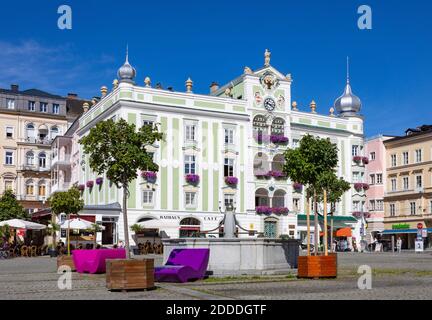 Hôtel de ville avec carillon en céramique à la place de la ville, Gmunden, Salzkammergut, haute-Autriche, Autriche Banque D'Images