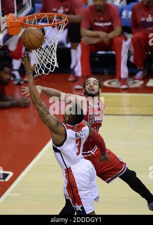 PAS DE FILM, PAS DE VIDÉO, PAS de TV, PAS DE DOCUMENTAIRE - le garde des Washington Wizards Bradley Beal (3) s'est mis contre le centre des taureaux de Chicago Joakim Noah (13) lors de la première moitié de leur premier jeu jouée au Verizon Center à Washington, DC, USA le 27 avril 2014. Photo de Chuck Myers/MCT/ABACAPRESS.COM Banque D'Images