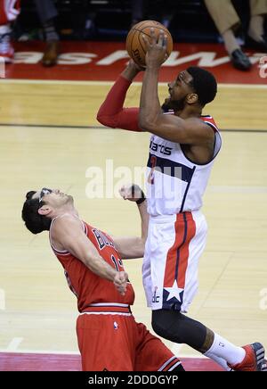 PAS DE FILM, PAS DE VIDÉO, PAS de TV, PAS DE DOCUMENTAIRE - le gardien des Washington Wizards John Wall (2) s'écrase dans Chicago Bulls Guard Kirk Hinrich (12) lors du tournage de la première moitié de leur premier jeu de round joué au Verizon Center à Washington, DC, USA le 27 avril 2014. Photo de Chuck Myers/MCT/ABACAPRESS.COM Banque D'Images