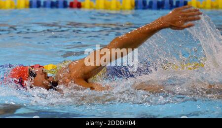 PAS DE FILM, PAS DE VIDÉO, PAS de TV, PAS DE DOCUMENTAIRE - Michael Phelps filme le dos pendant les tours d'entraînement au centre aquatique du comté de Mecklembourg à Charlotte, NC, Etats-Unis, le jeudi 15 mai 2014. Phelps participe à la 30e série annuelle de Grand Prix Arena à Charlotte. Phelps est l'Olympian le plus décoré de tous les temps avec 22 médailles. Photo de Jeff Siner/Charlotte observer/MCT/ABACAPRESS.COM Banque D'Images