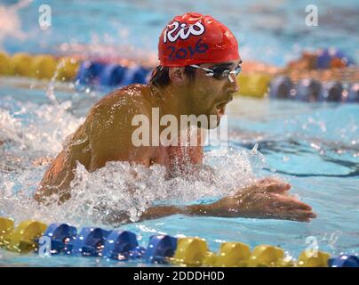 PAS DE FILM, PAS DE VIDÉO, PAS de TV, PAS DE DOCUMENTAIRE - Michael Phelps nage le sein pendant les tours d'entraînement au centre aquatique du comté de Mecklembourg à Charlotte, NC, Etats-Unis, le jeudi 15 mai 2014. Phelps participe à la 30e série annuelle de Grand Prix Arena à Charlotte. Phelps est l'Olympian le plus décoré de tous les temps avec 22 médailles. Photo de Jeff Siner/Charlotte observer/MCT/ABACAPRESS.COM Banque D'Images