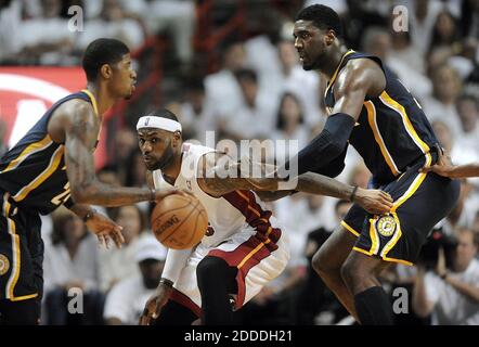 PAS DE FILM, PAS DE VIDÉO, PAS DE TV, PAS DE DOCUMENTAIRE - Miami Heat forward LeBron James est poussé à l'écart tout en défendant Indiana Pacers avance Paul George pendant la première moitié de la partie 4 tandis que les Indiana Pacers affrontaient la chaleur de Miami dans le match de basket-ball de la NBA Eastern Conference finals à l'AmericanAirlines Arena de Miami, FL, États-Unis, le 26 mai 2014. Photo de Michael Laughlin/Sun Sentinel/MCT/ABACAPRESS.COM Banque D'Images