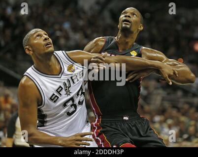 PAS DE FILM, PAS DE VIDÉO, PAS de télévision, PAS DE DOCUMENTAIRE - Boris Diaw de San Antonio Spurs et le centre de chaleur de Miami Chris Bosh se battent sous le panier du jeu 5 des finales de la NBA au AT&T Center de San Antonio, Texas, États-Unis, le dimanche 15 juin 2014. Photo d'Al Diaz/Miami Herald/MCT/ABACAPRESS.COM Banque D'Images