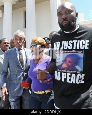 PAS DE FILM, PAS DE VIDÉO, PAS de TV, PAS DE DOCUMENTAIRE - le rév. Al Sharpton, à gauche, et les parents de Michael Brown Lesley McSpaden et Michael Brown Sr. Quittent une conférence de presse qui a eu lieu sur les marches de l'ancien palais de justice à St. Louis, au Missouri, le mardi 12 août 2014. Photo de J.B. Forbes/St. Louis Post-Dispatch/MCT/ABACAPRESS.COM Banque D'Images