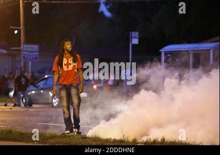 PAS DE FILM, PAS DE VIDÉO, PAS de télévision, PAS DE DOCUMENTAIRE - UN homme regarde la police en arrière car une déchirure est dispersée à l'intersection de Lang Drive et W. Florissant Avenue le lundi soir, 11 août 2014 à Ferguson, Mo, Etats-Unis. Photo de David Carson/St. Louis Post-Dispatch/MCT/ABACAPRESS.COM Banque D'Images