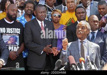 PAS DE FILM, PAS DE VIDÉO, PAS de TV, PAS DE DOCUMENTAIRE - le Rév. Al Sharpton s'adresse aux médias lors d'une conférence de presse sur le tournage de Michael Brown sur les marches de l'ancien palais de justice à Saint-Louis, Missouri, le mardi 12 août 2014. Derrière Sharpton, de gauche à droite, se trouvent Michael Brown Sr., avocat Benjamin Crump, et Lesley McSpaden, mère de Brown. Photo de J.B. Forbes/St. Louis Post-Dispatch/MCT/ABACAPRESS.COM Banque D'Images