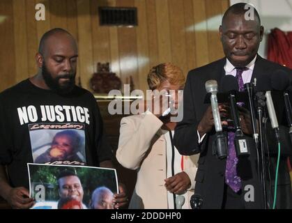 PAS DE FILM, PAS DE VIDÉO, PAS de TV, PAS DE DOCUMENTAIRE - Michael Brown Sr. Et Lesley McSpaden, parents de Michael Brown, ont dit qu'ils veulent la justice le lundi après-midi, 11 août 2014, à Jennings, Mo, Etats-Unis, lors d'une conférence de presse à l'église de Dieu du Temple de Jennings Mason en Christ. Avec eux, leur avocat, Benjamin Crump. Photo de J. B. Forbes/St. Louis Post-Dispatch/MCT/ABACAPRESS.COM Banque D'Images