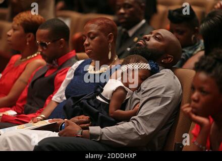 PAS DE FILM, PAS DE VIDÉO, PAS de TV, PAS DE DOCUMENTAIRE - Michael Brown Sr. Est assis avec une fille non identifiée sur ses genoux pendant les services funéraires de son fils Michael Brown le lundi 25 août 2014, à l'église amicale du Temple Missionnaire baptiste à Saint Louis, Mo, États-Unis. Sont également photographiés, à partir de la gauche: Lesley McSpaden, la mère de Michael Brown; Louis Head, le beau-père de Michael Brown; et Cal Brown, la belle-mère de Michael Brown. Photo de Robert Cohen/St. Louis Post-Dispatch/MCT/ABACAPRESS.COM Banque D'Images