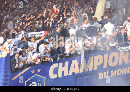 Le défilé de l'équipe française de football après la coupe du monde de la FIFA 2018, sur les champs-Élysées à Paris, en France, le 16 juillet 2018. Photo de Jerome Domine/ABACAPRESS.COM Banque D'Images