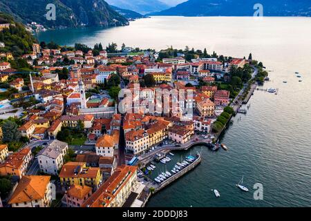 Italie, province de Côme, Menaggio, vue en hélicoptère de la ville sur les rives du lac de Côme à l'aube Banque D'Images