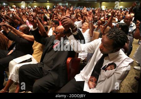 PAS DE FILM, PAS DE VIDÉO, PAS de télévision, PAS DE DOCUMENTAIRE - Leslie McSpaden, Jr., à droite, et son père Leslie McSpaden, Sr., lèvent leurs mains dans la prière pendant les funérailles de Michael Brown à l'amicale Temple Missionnaire Baptist Church, le lundi 25 août 2014. Les hommes sont respectivement le frère et le père de la mère de Michael Brown, Lesley McSpaden. Photo de Robert Cohen/St. Louis Post-Dispatch/MCT/ABACAPRESS.COM Banque D'Images