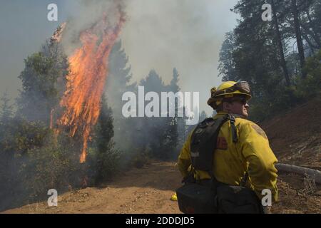 PAS DE FILM, PAS DE VIDÉO, PAS de TV, PAS DE DOCUMENTAIRE - les équipes de tir de Cal combattent le feu de roi dans le comté d'El Dorado, CA, Etats-Unis, le mercredi 17 septembre 2014. Photo de Randall Benton/Sacramento Bee/MCT/ABACAPRESS.COM Banque D'Images