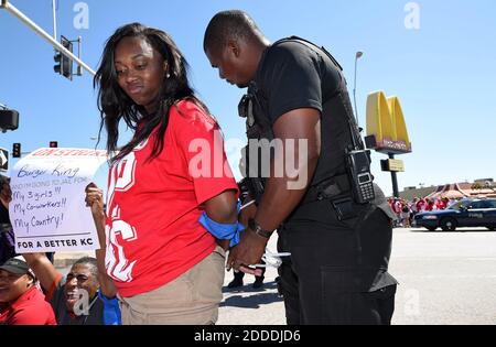 PAS DE FILM, PAS DE VIDÉO, PAS de télévision, PAS DE DOCUMENTAIRE - Elesea Ford, un employé de KFC et de long John Silver's fast food restaurants, est arrêté jeudi 4 septembre 2014 à Kansas City, Missouri, lors d'une grève nationale pour exiger 15 $ l'heure de salaire et le droit de former un syndicat. La manifestation, qui s'est tenue à l'extérieur d'un McDonald's, à la 14e avenue Prospect, à Kansas City, a abouti à l'arrestation de 52 manifestants qui ont bloqué les rues, y compris la bretelle de sortie de l'Interstate 70 en direction de l'est, à Prospect Ave. Photo par Tammy Ljungblad/Kansas City Star/MCT/ABACAPRESS.COM Banque D'Images