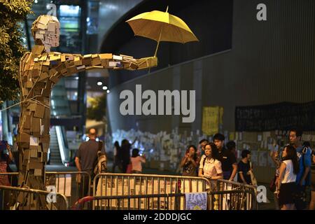 PAS DE FILM, PAS DE VIDÉO, PAS de télévision, PAS DE DOCUMENTAIRE - UNE statue d'un homme en bois tenant un parapluie, le symbole de la révolution "Parapluie" pro-démocratique, se dresse devant les principaux bâtiments du gouvernement de Hong Kong dans le district de l'Amirauté à Hong Kong le mardi 7 octobre 2014. Photo de Chris Stowers/MCT/ABACAPRESS.COM Banque D'Images