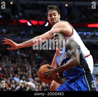 PAS DE FILM, PAS DE VIDÉO, PAS de TV, PAS DE DOCUMENTAIRE - le Chicago Bullss' Pau Gasol, top, défend contre le Orlando Magic Ben Gordon dans la deuxième moitié au United Center à Chicago, il, USA le 4 novembre 2014. Les Bulls ont gagné, 98-90. Photo de Chris Sweda/Chicago Tribune/MCT/ABACAPRESS.COM Banque D'Images