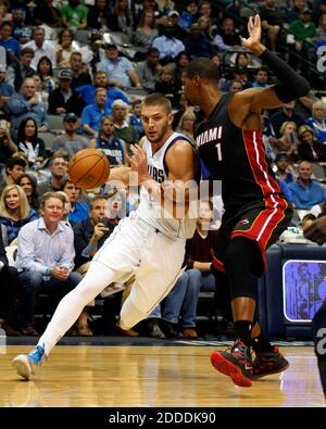 PAS DE FILM, PAS DE VIDÉO, PAS de TV, PAS DE DOCUMENTAIRE - Dallas Mavericks forward Chandler Parsons (25) passe devant le centre de chaleur de Miami Chris Bosh (1) dans un match de basket-ball de la NBA Dallas, TX, USA le 9 novembre 2014. La chaleur a gagné 105-96. Photo de Richard W. Rodriguez/fort Worth Star-Telegram/MCT/ABACAPRESS.COM Banque D'Images