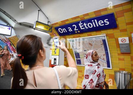 La station de métro Charles de Gaulle - Etoile en haut des champs Elysées sur la ligne 2 a été nommée "sur un 2 Etoiles" (nous avons 2 étoiles) En référence au fait que la France a maintenant gagné deux fois la coupe du monde et que leurs chemises peuvent maintenant porter deux étoiles au lieu d'une seule. Les autorités de transport de Paris, la RATP, ont décidé de saluer à leur façon les Bleus victorieux. Après la victoire finale de la coupe, les travailleurs ont été occupés à mettre de nouveaux noms de stations de métro en l'honneur de la victoire française. Six stations ont reçu de nouveaux noms, bien qu'il ne soit pas clair combien de temps elles vont durer, certaines d'entre elles honorant le Banque D'Images