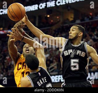 PAS DE FILM, PAS DE VIDÉO, PAS de TV, PAS DE DOCUMENTAIRE - le Tristan Thompson des Cleveland Cavaliers, à gauche, vies pour un rebond avec les San Antonio Spurs Austin Daye et Cory Joseph (5) dans le deuxième trimestre à Quicken prêts Arena à Cleveland, OH, USA le 19 novembre 2014. Photo de Mike Cardew/Akron Beacon Journal/TNS/ABACAPRESS.COM Banque D'Images