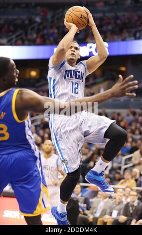 PAS DE FILM, PAS DE VIDÉO, PAS de TV, PAS DE DOCUMENTAIRE - Tobias Harris (12) de la magie d'Orlando marque devant le vert Draymond des Golden State Warriors, à gauche, au Amway Centre à Orlando, FL, USA, le 26 novembre 2014. Photo de Stephen M. Dowell/Orlando Sentinel/TNS/ABACAPRESS.COM Banque D'Images