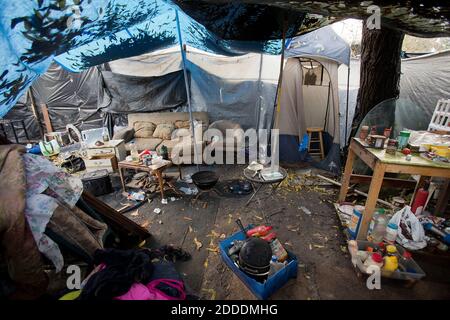 PAS DE FILM, PAS DE VIDÉO, PAS de TV, PAS DE DOCUMENTAIRE - un camping abandonné est vu dans le campement sans abri connu sous le nom de 'la Jungle' à San Jose, en Californie, le jeudi 4 décembre 2014. Photo de TNS/ABACAPRESS.COM Banque D'Images