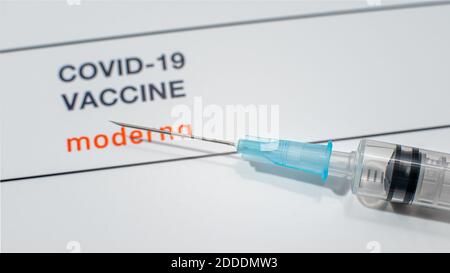 Vaccin Covid-19 de la société Moderna avec une seringue sur fond blanc, Danemark, 24 novembre 2020 Banque D'Images