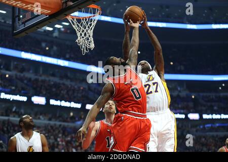 PAS DE FILM, PAS DE VIDÉO, PAS de TV, PAS DE DOCUMENTAIRE - Los Angeles Lakers Center Jordan Hill (27) saisit un rebond au-dessus de Chicago Bulls garde Aaron Brooks (0) pendant la première période le 25 décembre 2014 au United Center à Chicago, il, Etats-Unis. Les Bulls battent les Lakers 113-93. Photo par Armando L. Sanchez/Chicago Tribune/TNS/ABACAPRESS.COM Banque D'Images