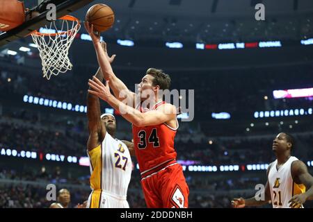 PAS DE FILM, PAS DE VIDÉO, PAS de TV, PAS DE DOCUMENTAIRE - Chicago Bulls Forward Mike Dunleavy (34) monte pour une prise de vue au-dessus de Los Angeles Lakers centre Jordan Hill (27) pendant la première période le 25 décembre 2014 au United Center à Chicago, il, Etats-Unis. Les Bulls battent les Lakers 113-93. Photo par Armando L. Sanchez/Chicago Tribune/TNS/ABACAPRESS.COM Banque D'Images