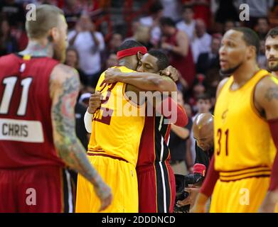 PAS DE FILM, PAS DE VIDÉO, PAS de télévision, PAS DE DOCUMENTAIRE - le garde-chaleur de Miami Dwyane Wade (3) encadre l'ancien coéquipier Cleveland Cavaliers avant LeBron James avant un match de basket-ball de la NBA le 25 décembre 2014 à l'AmericanAirlines Arena de Miami, FL, USA. C'était le premier match de LeBron James à Miami après avoir laissé la chaleur pour retourner jouer avec les cavaliers. La chaleur a gagné 101-91. Photo de David Santiago/El Nuevo Herald/TNS/ABACAPRESS.COM Banque D'Images