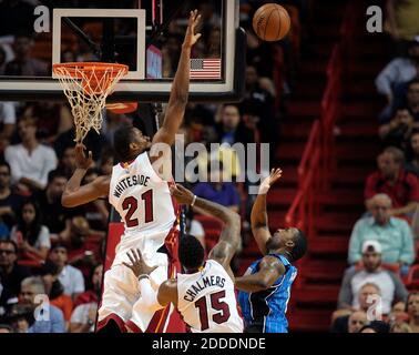 PAS DE FILM, PAS DE VIDÉO, PAS de télévision, PAS DE DOCUMENTAIRE - Hassan Whiteside, de Miami Heat (21), bloque la prise de vue de Ben Gordon de la Magic d'Orlando pendant la première moitié à l'AmericanAirlines Arena de Miami, FL, USA, le lundi 29 décembre 2014. Photo de Michael Laughlin/Sun Sentinel/TNS/ABACAPRESS.COM Banque D'Images