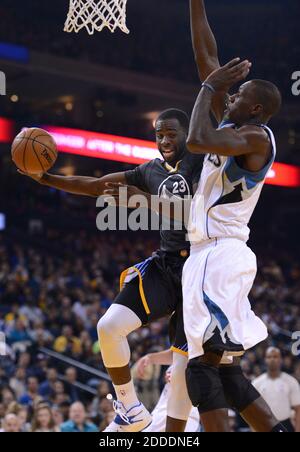 PAS DE FILM, PAS DE VIDÉO, PAS de TV, PAS DE DOCUMENTAIRE - le vert Draymond des Golden State Warriors, à gauche, regarde passer autour du Gorgui Dieng de Timberwolves du Minnesota dans la première moitié à l'Oracle Arena à Oakland, CA, USA, le samedi 27 décembre 2014. Photo de Dan Honda/Bay Area News Group/TNS/ABACAPRESS.COM Banque D'Images
