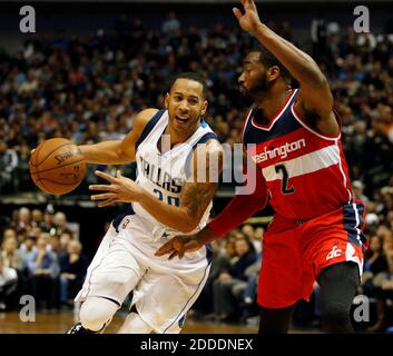 PAS DE FILM, PAS DE VIDÉO, PAS de TV, PAS DE DOCUMENTAIRE - Dallas Mavericks Guard Devin Harris (20) tente de passer devant Washington Wizards Guard John Wall (2) pendant la première moitié d'un match de basket-ball NBA entre les Dallas Mavericks et les Washington Wizards le mardi 30 décembre, 2014 au American Airlines Center de Dallas, Texas, États-Unis. Les Mavericks ont gagné 114-87. Photo de John Rhodes/fort Worth Star-Telegram/TNS/ABACAPRESS.COM Banque D'Images