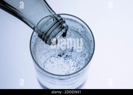 Vue en grand angle de l'eau potable qui coule dans le verre Banque D'Images