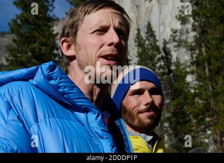 PAS DE FILM, PAS DE VIDÉO, PAS de TV, PAS DE DOCUMENTAIRE - Tommy Caldwell, à gauche, et Kevin Jorgeson parlent lors d'une conférence de presse dans la vallée de Yosemite dans un pré près de la base d'El Capitan le jeudi 15 janvier 2015. Caldwell et Jorgeson ont atteint le sommet d'El Capitan à environ 3:20 le mercredi après-midi après-midi après 19 jours de libre-escalade du mur d'aube du monolithe de granit à une hauteur d'environ 3,000 pieds au-dessus de Yosemite Valley, CA, États-Unis. Photo par Eric Paul Zamora/Fresno Bee/TNS/ABACAPRESS.COM Banque D'Images