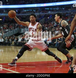 PAS DE FILM, PAS DE VIDÉO, PAS de TV, PAS DE DOCUMENTAIRE - Chicago Bulls Guard Derrick Rose (1) dribbles haut dans le deuxième trimestre contre les Spurs au Centre Uni à Chicago, il, USA le 22 janvier 2015. Les Bulls ont gagné 104-81. Photo de John J. Kim/Chicago Tribune/TNS/ABACAPRESS.COM Banque D'Images