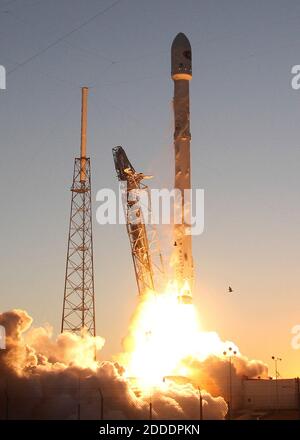 PAS DE FILM, PAS DE VIDÉO, PAS de télévision, PAS DE DOCUMENTAIRE - UNE fusée SpaceX Falcon9 délite du plateau de lancement à Cape Canaveral, FL, USA, le mercredi 11 février 2015, portant le vaisseau spatial de l'Observatoire du climat profond de la NOAA qui sera en orbite entre la Terre et le soleil, fournir un avertissement avancé des émissions extrêmes du soleil qui peuvent affecter les réseaux électriques et les satellites près de la terre. Photo de Red Huber/Orlando Sentinel/TNS/ABACAPRESS.COM Banque D'Images