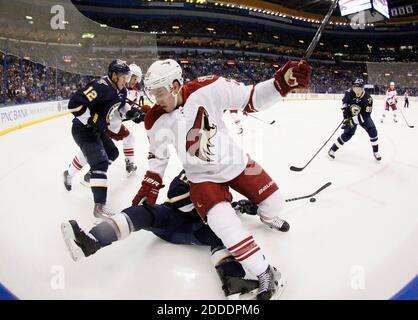 PAS DE FILM, PAS DE VIDÉO, PAS de TV, PAS DE DOCUMENTAIRE - le défenseur de l'Arizona Coyotes Michael Stone tombe sur l'aile gauche de St. Louis Blues Jaden Schwartz pendant la première période d'action au Scottrade Centre à St. Louis, Mo, USA le 10 février 2015. Photo de Chris Lee/St. Louis Post-Dispatch/TNS/ABACAPRESS.COM Banque D'Images