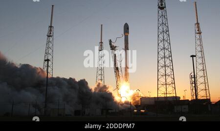 PAS DE FILM, PAS DE VIDÉO, PAS de télévision, PAS DE DOCUMENTAIRE - UNE fusée SpaceX Falcon9 délite du plateau de lancement à Cape Canaveral, FL, USA, le mercredi 11 février 2015, portant le vaisseau spatial de l'Observatoire du climat profond de la NOAA qui sera en orbite entre la Terre et le soleil, fournir un avertissement avancé des émissions extrêmes du soleil qui peuvent affecter les réseaux électriques et les satellites près de la terre. Photo de Red Huber/Orlando Sentinel/TNS/ABACAPRESS.COM Banque D'Images