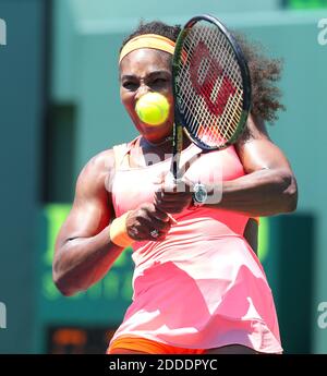 PAS DE FILM, PAS DE VIDÉO, PAS de télévision, PAS DE DOCUMENTAIRE - Serena Williams des États-Unis retourne le ballon à Sabine Lisicki en Allemagne lors de leur quart de finale de match le jour 10 du tournoi de tennis Miami Open au Crandon Park à Key Biscayne, Miami, FL, USA le 1er avril 2015. Photo de David Santiago/El Nuevo Herald/TNS/ABACAPRESS.COM Banque D'Images