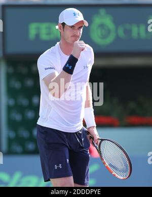 PAS DE FILM, PAS DE VIDÉO, PAS de télévision, PAS DE DOCUMENTAIRE - Andy Murray en Grande-Bretagne célèbre un point contre Dominic Thiem en Autriche lors des quarts de finale de l'Open de Miami à Crandon Park à Key Biscayne, Miami, FL, USA le 1er avril 2015. Murray Advanced, 3-6, 6-4, 6-1. Photo de David Santiago/El Nuevo Herald/TNS/ABACAPRESS.COM Banque D'Images