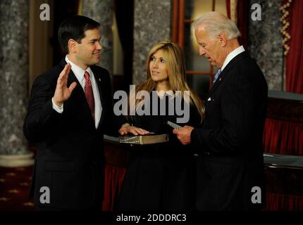 PAS DE FILM, PAS DE VIDÉO, PAS de TV, PAS DE DOCUMENTAIRE - le vice-président Joe Biden a jure dans le sénateur Marco Rubio (R-FL) au Sénat américain, le mercredi 5 janvier 2010, à Washington, D.C., Etats-Unis comme son épouse, Jeanette Dousdebes Rubio regarde dessus. Photo de Mary F. Calvert/TNS/ABACAPRESS.COM Banque D'Images