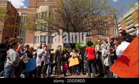 PAS DE FILM, PAS DE VIDÉO, PAS de TV, PAS DE DOCUMENTAIRE - Université du Maryland, Baltimore, MD, Etats-Unis, des étudiants en droit se réunissent pour mars à l'hôtel de ville le vendredi 24 avril 2015, pour protester contre la mort de Freddie Gray après qu'il a été placé en garde à vue. Photo de Karl Merton Ferron/Baltimore Sun/TNS/ABACAPRESS.COM Banque D'Images