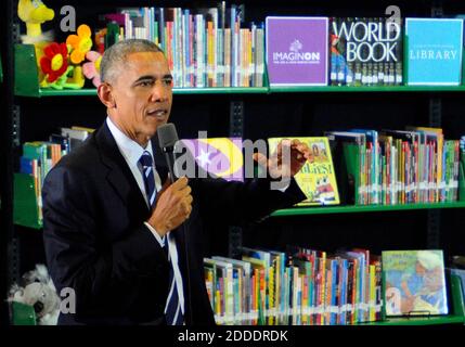 PAS DE FILM, PAS DE VIDÉO, PAS de télévision, PAS DE DOCUMENTAIRE - le président Barack Obama s'adresse aux membres du public à ImaginOn lors d'une discussion de style mairie sur la loi sur l'équité des chèques de paie, sa proposition d'augmenter le crédit d'impôt fédéral pour enfants et d'augmenter le crédit d'impôt sur le revenu gagné, le mercredi 15 avril, 2015 à Charlotte, Caroline du Nord, États-Unis. Photo de David T. Foster, III/Charlotte observer/TNS/ABACAPRESS.COM Banque D'Images