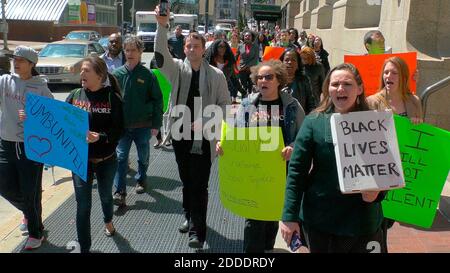 PAS DE FILM, PAS DE VIDÉO, PAS de TV, PAS DE DOCUMENTAIRE - Université du Maryland, Baltimore, MD, Etats-Unis, étudiants en droit mars à l'hôtel de ville le vendredi 24 avril 2015, pour protester contre la mort de Freddie Gray après qu'il a été placé en garde à vue. Photo de Karl Merton Ferron/Baltimore Sun/TNS/ABACAPRESS.COM Banque D'Images