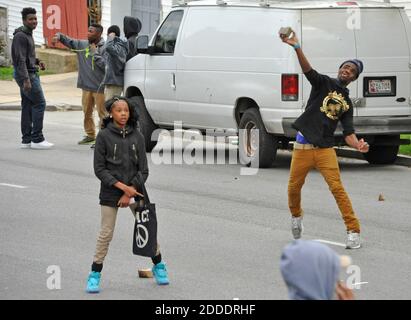 PAS DE FILM, PAS DE VIDÉO, PAS de télévision, PAS DE DOCUMENTAIRE - les manifestants jettent des pierres sur la ligne de police dans des engins anti-émeute sur North Monroe Street près de Bryant Avenue lors des émeutes le lundi 27 avril 2015, Baltimore, MD, États-Unis. Photo par Amy Davis/Baltimore Sun/TNS/ABACAPRESS.COM Banque D'Images