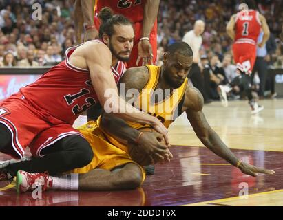 PAS DE FILM, PAS DE VIDÉO, PAS de TV, PAS DE DOCUMENTAIRE - les Bulls de Chicago Joakim Noah (13) et les cavaliers de Cleveland LeBron James lutte pour un rebond pendant le quatrième trimestre de la partie 5 dans les demi-finales de la Conférence de l'est à Quicken Loans Arena à Cleveland, OH, USA le mardi 12 mai 2015. Les Cavs ont gagné, 106-101, pour un fil de la série 3-2. Photo de Phil Maturzo/Akron Beacon Journal/TNS/ABACAPRESS.COM Banque D'Images