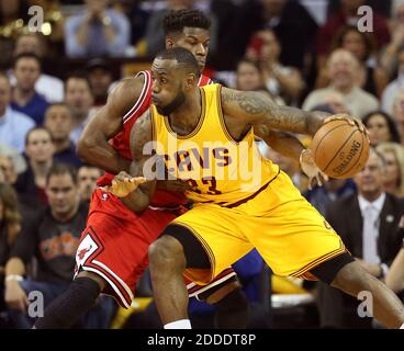 PAS DE FILM, PAS DE VIDÉO, PAS de TV, PAS DE DOCUMENTAIRE - LeBron James (23) des Cleveland Cavaliers se rend autour de Jimmy Butler des Chicago Bulls lors de la première moitié du jeu 5 dans les demi-finales de la Conférence de l'est à Quicken Loans Arena à Cleveland, OH, USA le mardi 12 mai 2015. Les Cavs ont gagné, 106-101, pour un fil de la série 3-2. Photo de Phil Maturzo/Akron Beacon Journal/TNS/ABACAPRESS.COM Banque D'Images