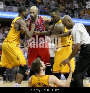 PAS DE FILM, PAS DE VIDÉO, PAS de télévision, PAS DE DOCUMENTAIRE - Tristan Thompson, des Cleveland Cavaliers, à gauche, et J.R. Smith limite le Taj Gibson des Chicago Bulls après qu'il ait donné un coup de pied à Matthew Dellavedova, en bas, alors qu'il était sur le terrain pendant le quatrième trimestre de la partie 5 dans les demi-finales de la Conférence de l'est à Quicken Loans Arena à Cleveland, OH, États-Unis, le mardi 12 mai 2015. Les Cavs ont gagné, 106-101, pour un fil de la série 3-2. Photo de Phil Maturzo/Akron Beacon Journal/TNS/ABACAPRESS.COM Banque D'Images
